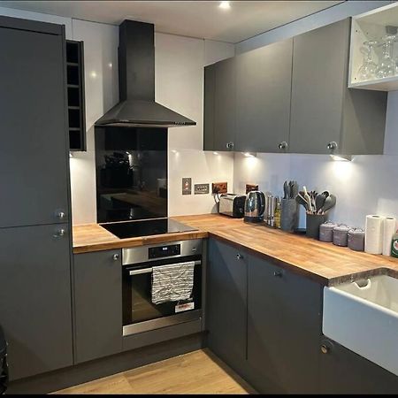 2 Bed Apartment Close To Station With Parking London Exterior photo
